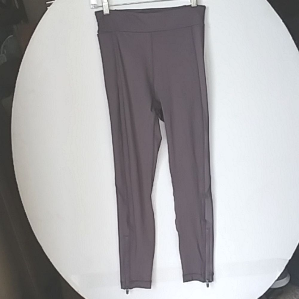 Fabletics Leggings / Yoga Pants Gray with Zippers to Cuffs